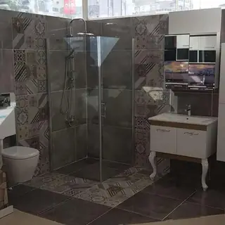 Mağazamızda köşe duşakabin ve banyo dolabı sergisi, Mersin