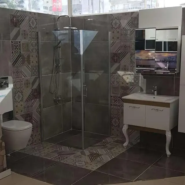 Mağazamızda köşe duşakabin ve banyo dolabı sergisi, Mersin
