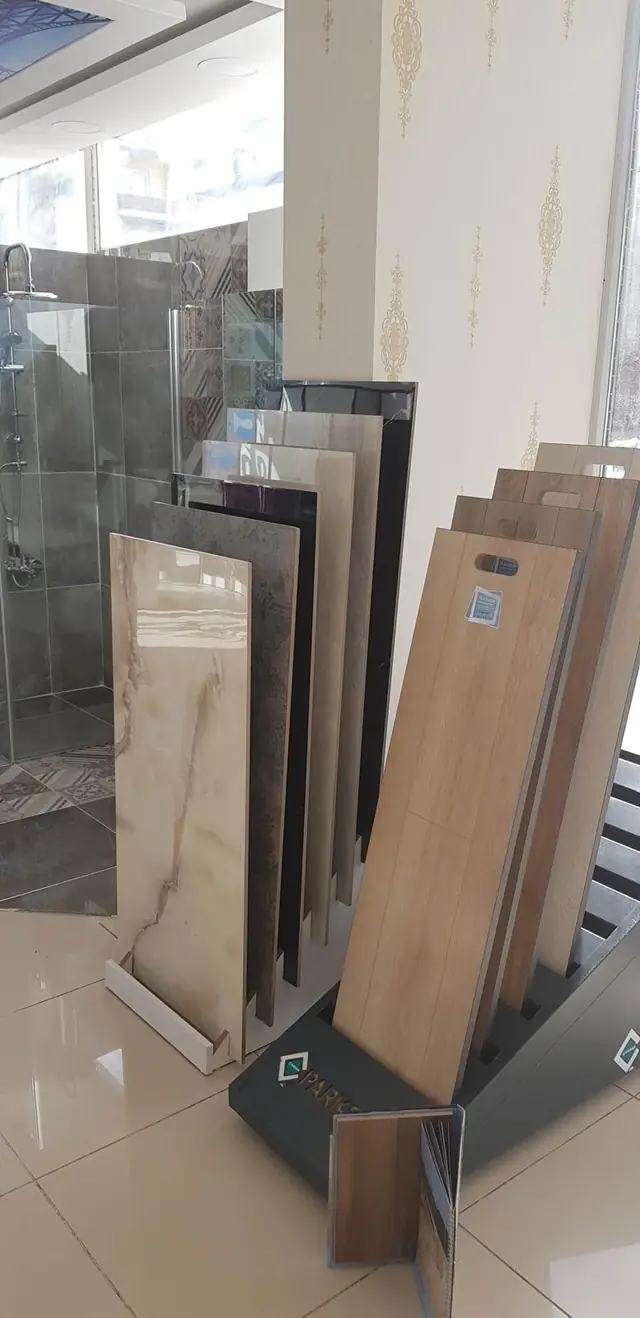 Mağazamızda parke ve seramik numuneleri, Mersin