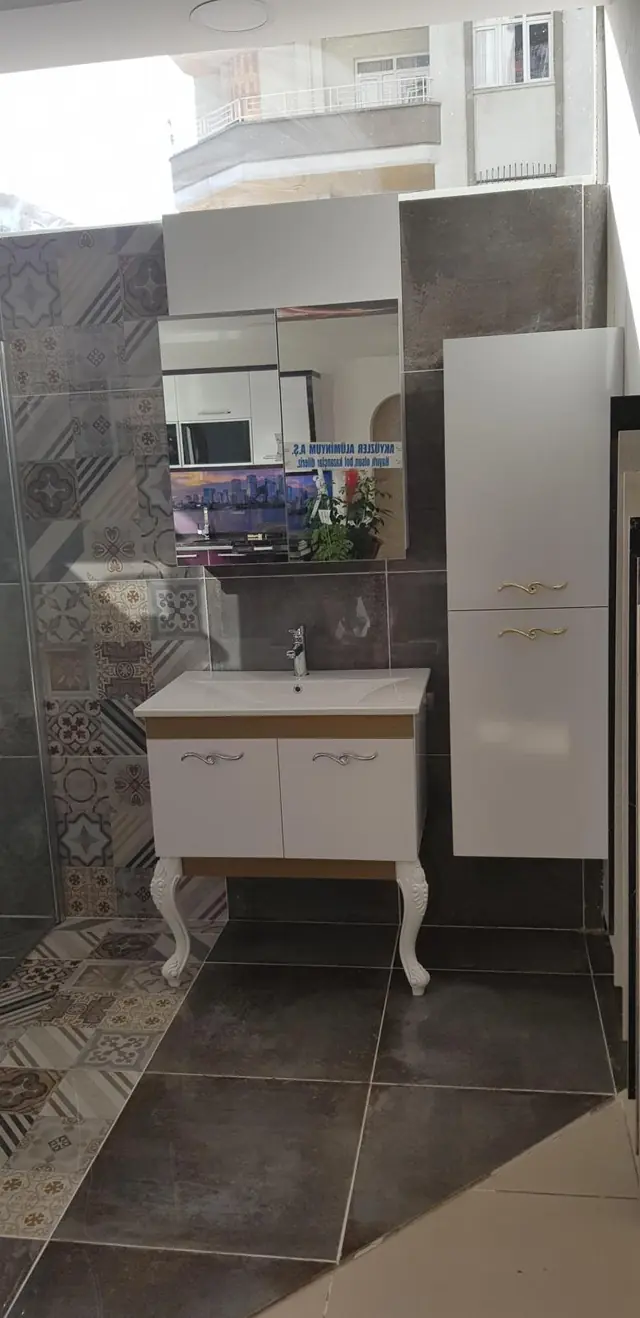 Mağazamızda banyo dolabı ve seramik sergisi, Mersin