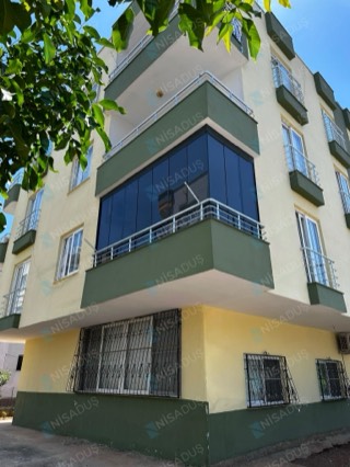 Köşe balkonda koyu tonlu camla katlanır cam balkon, dış korkuluk, Mersin