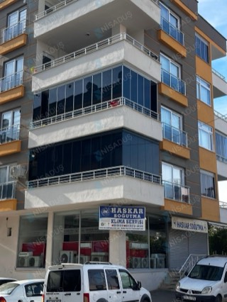 Köşe apartmanda iki katta koyu camlı balkon kapatma, Mersin
