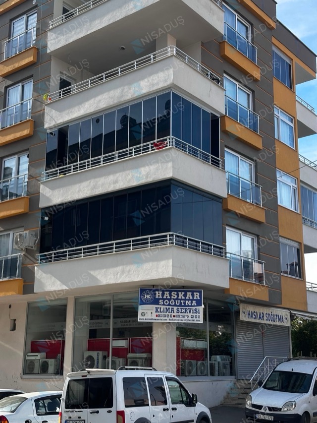 Köşe apartmanda iki katta koyu camlı balkon kapatma, Mersin