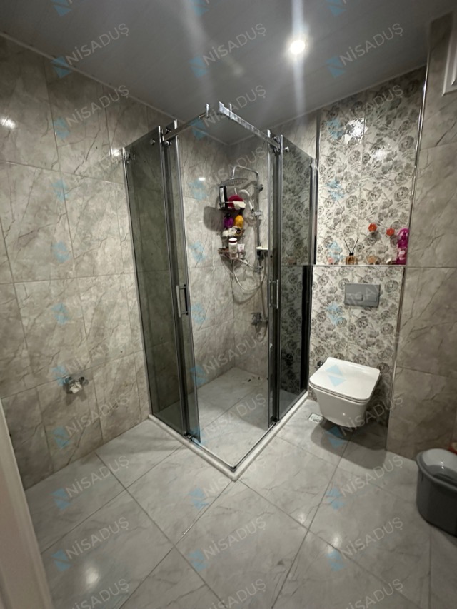 Askılı sistem köşe duşakabin, gri desenli seramikli banyo, Mersin