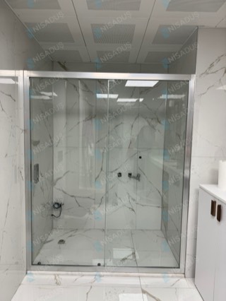 Gümüş profilli niş sürgülü duşakabin, beyaz mermer desenli duvarlar, Mersin