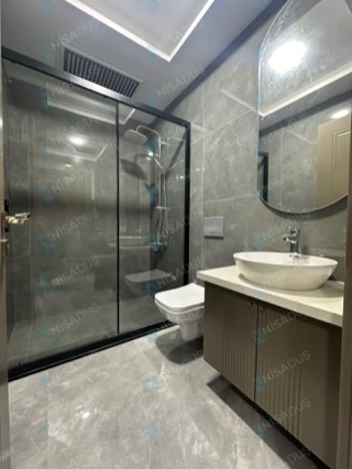 Siyah profilli düz sürgülü duşakabin, şeffaf cam, gri mermer desenli banyo, Mersin